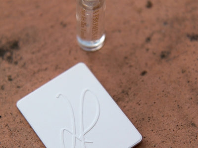 Une bougie parfumée associée à une céramique